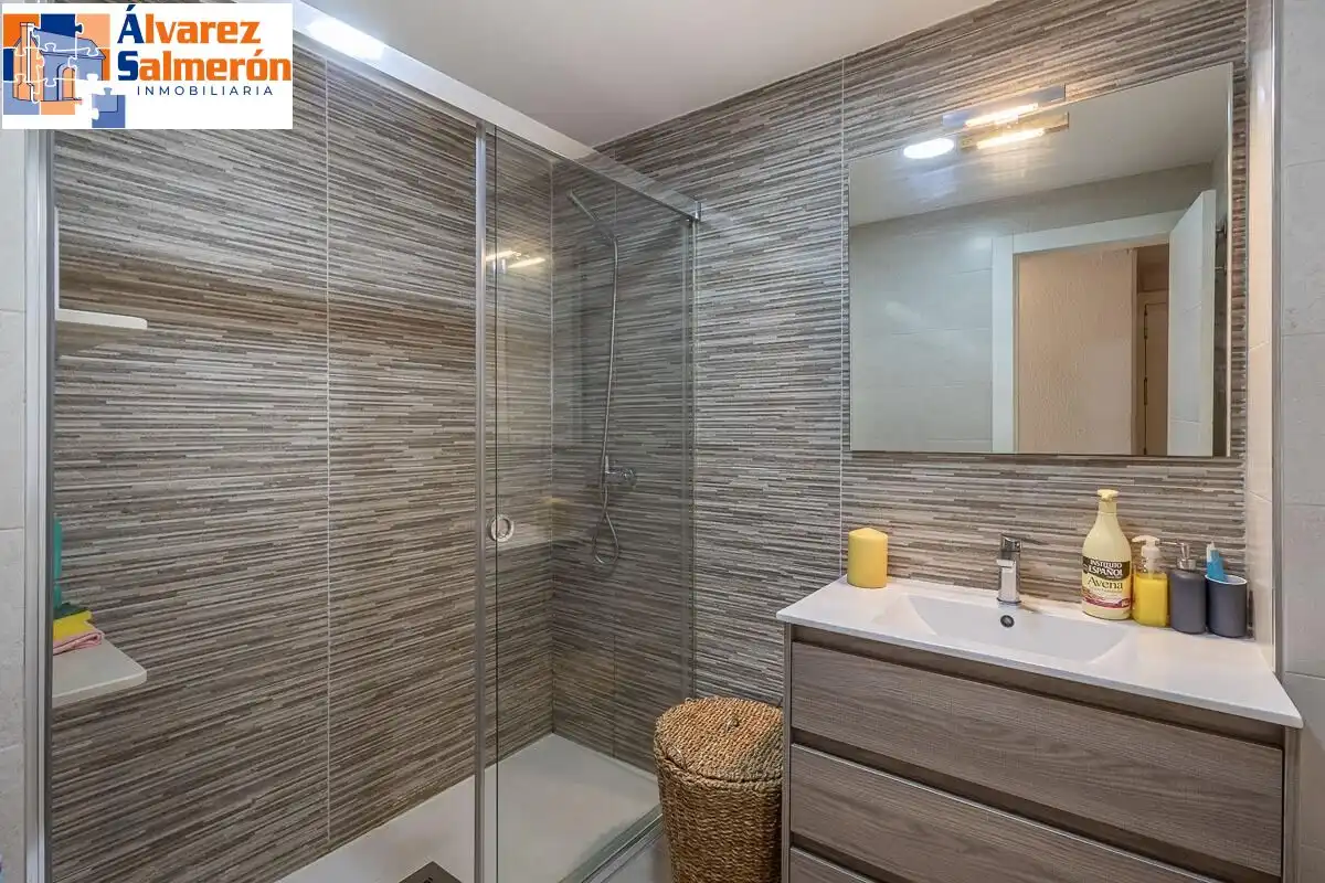 Bathroom of Flat for sale in Granada