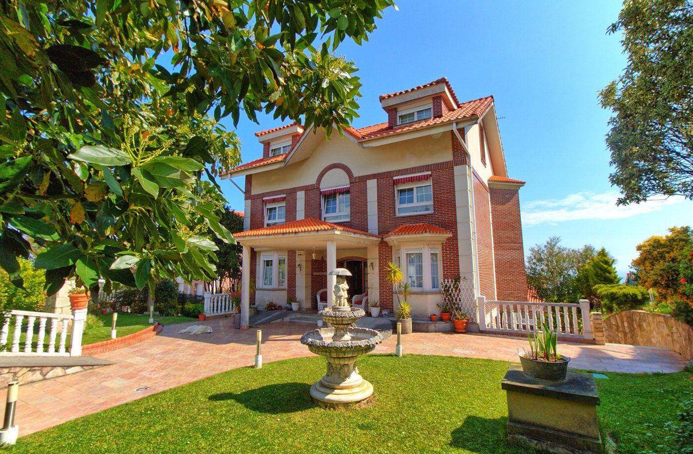 Exterior view of House or chalet for sale in Castro-Urdiales  with Air Conditioner, Heating and Private garden