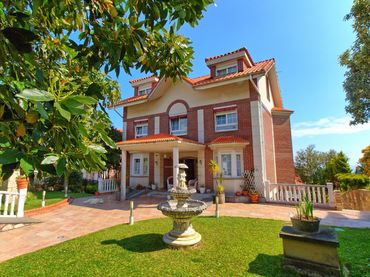 Casa con balcón en venta en Calle aureliano linares rivas 24A