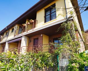 Vista exterior de Casa adosada en venda en Piélagos amb Calefacció, Jardí privat i Parquet