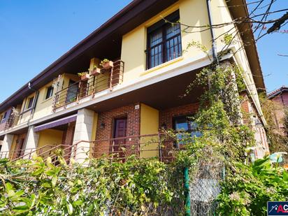 Vista exterior de Casa adosada en venda en Piélagos amb Calefacció, Jardí privat i Parquet