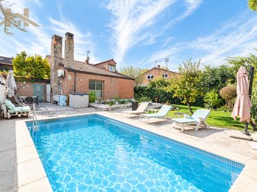 Chalet con piscina en venta en Calle los Olmos