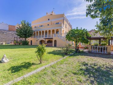 Casa con balcone in vendita a Teià