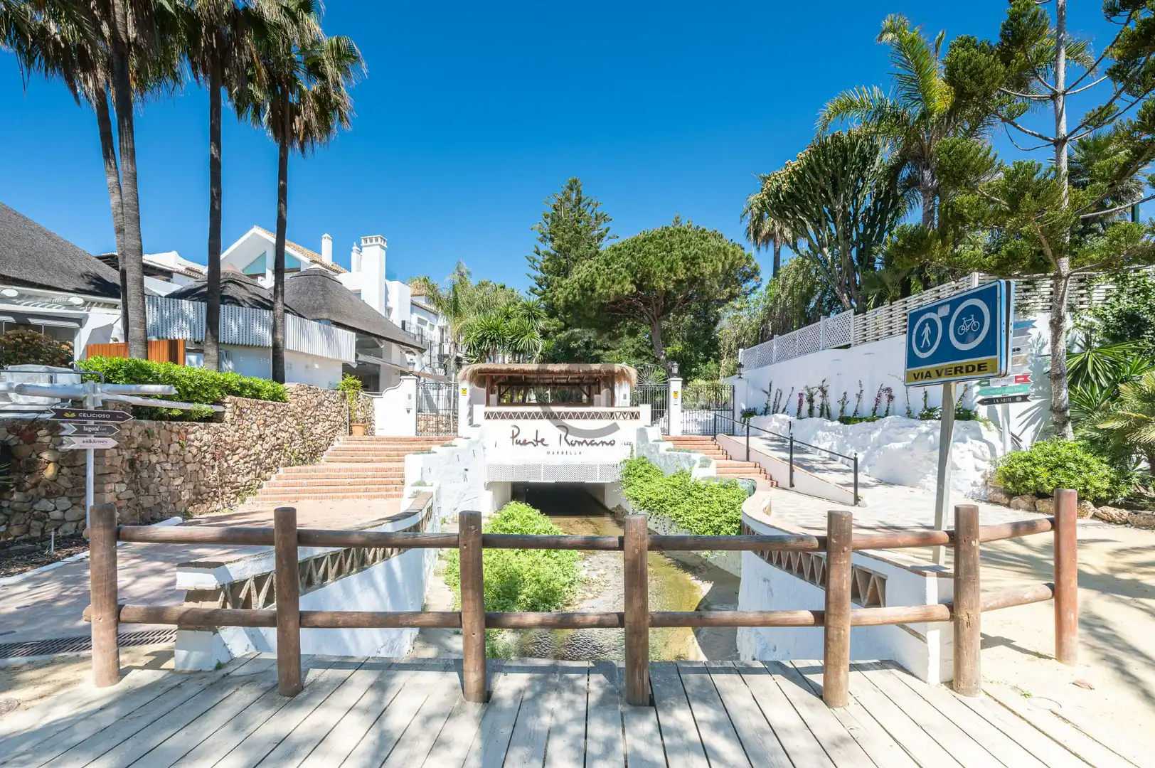Exterior view of Flat for sale in Marbella  with Air Conditioner, Private garden and Terrace