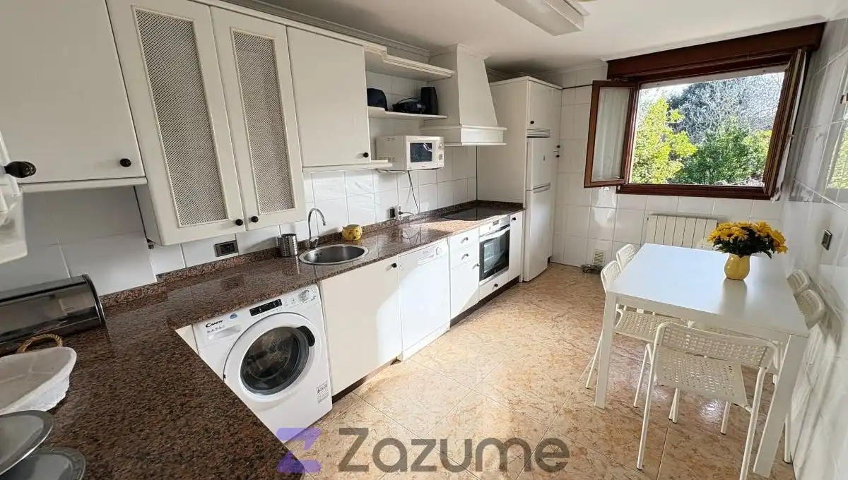 Cocina de Dúplex de alquiler en Noja con Jardín privado, Terraza y Piscina