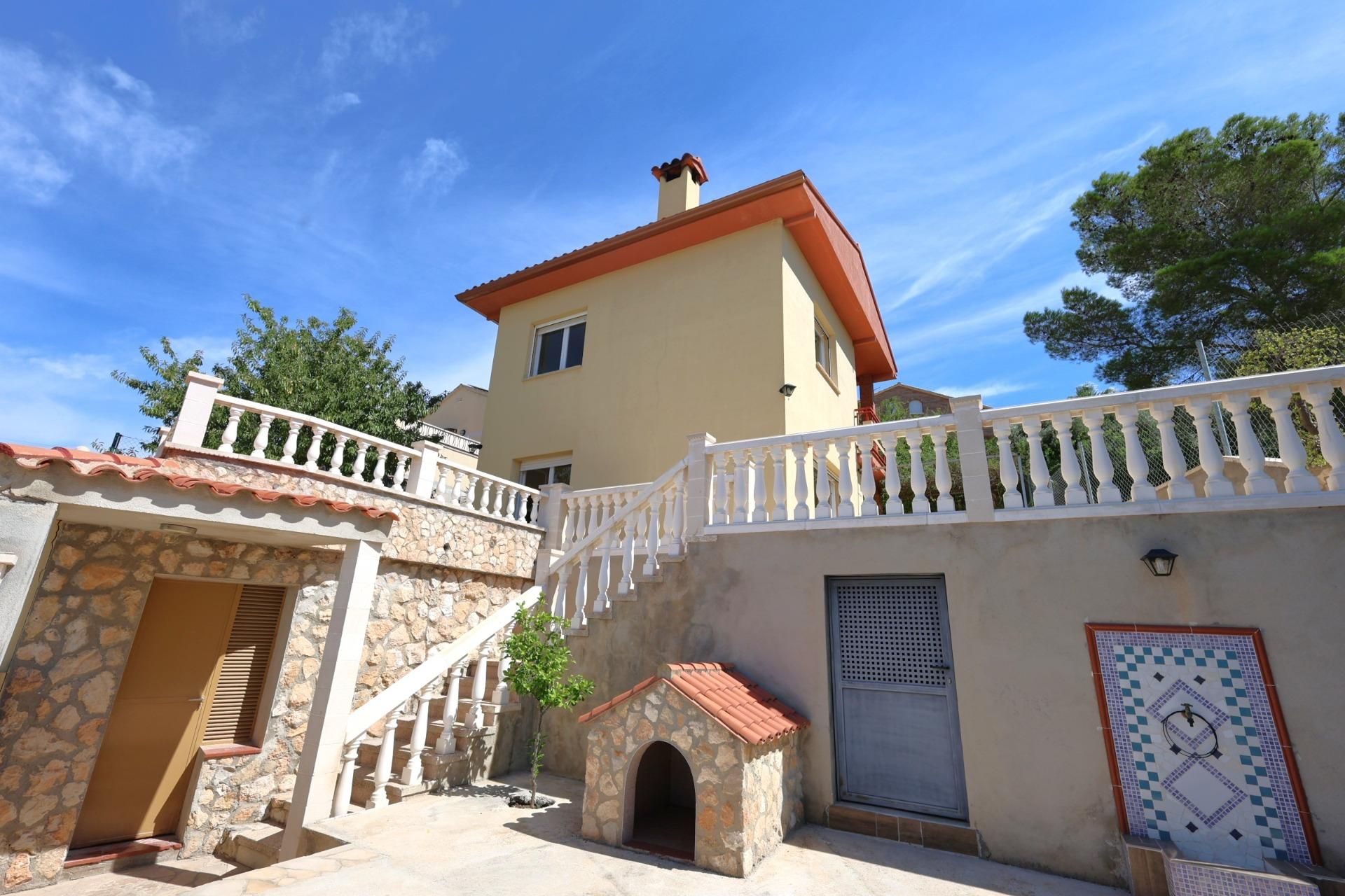 Vista exterior de Casa o xalet en venda en El Vendrell amb Jardí privat, Terrassa i Balcó