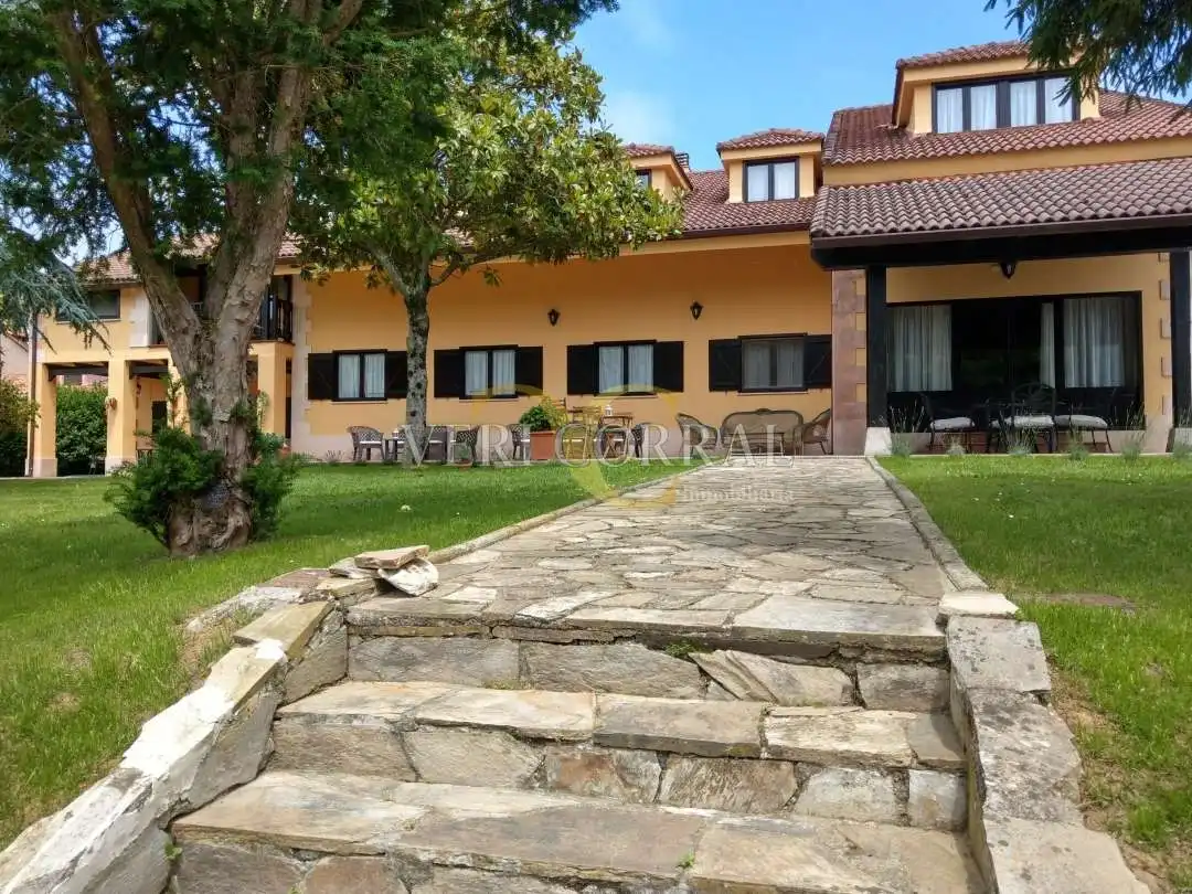 Vista exterior de Edificio en venta en Llanes