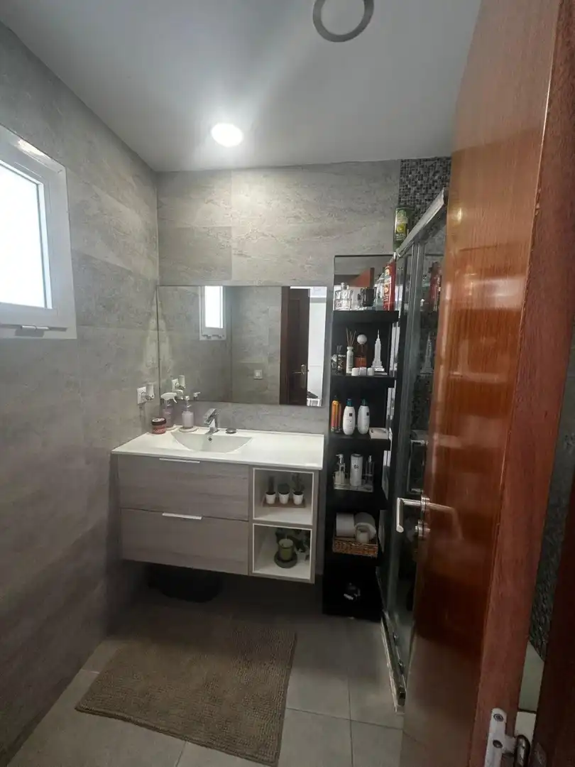 Baño de Casa adosada en venta en Santa Lucía de Tirajana con Amueblado, Microondas y TV