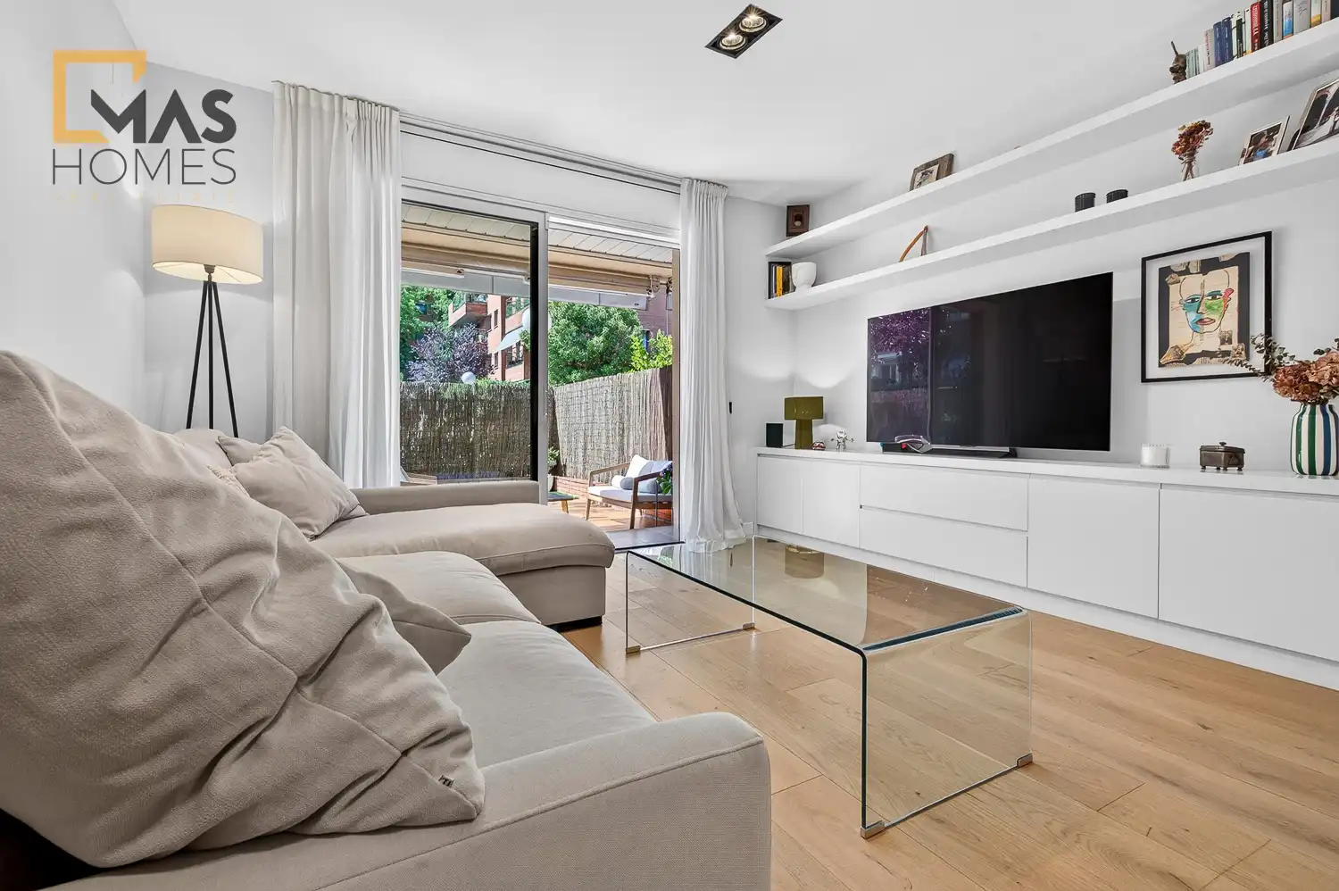 Sala de estar de Piso en venta en Sant Cugat del Vallès con Aire acondicionado, Calefacción y Jardín privado