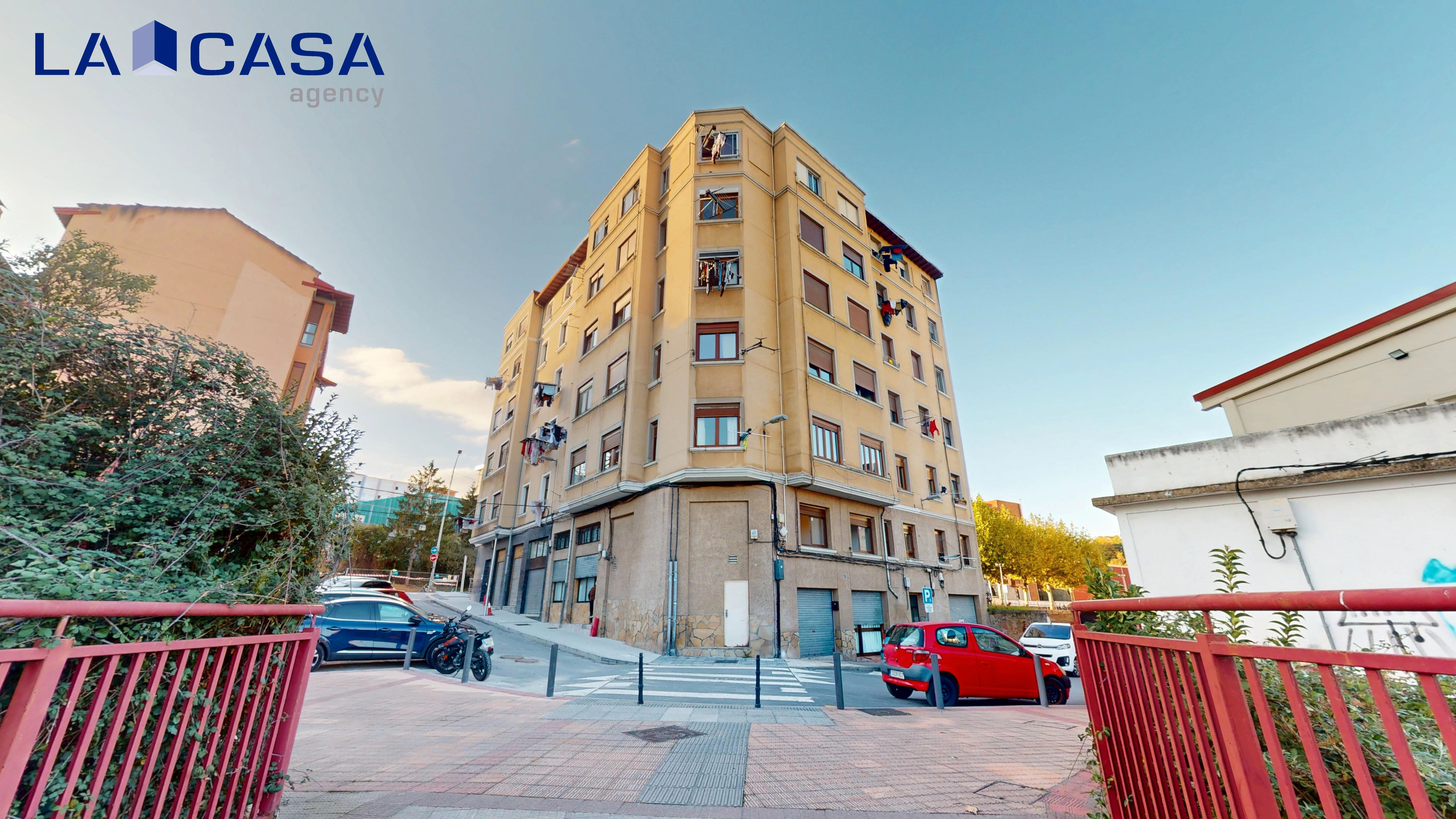 Vista exterior de Piso en venta en Barakaldo  con Calefacción