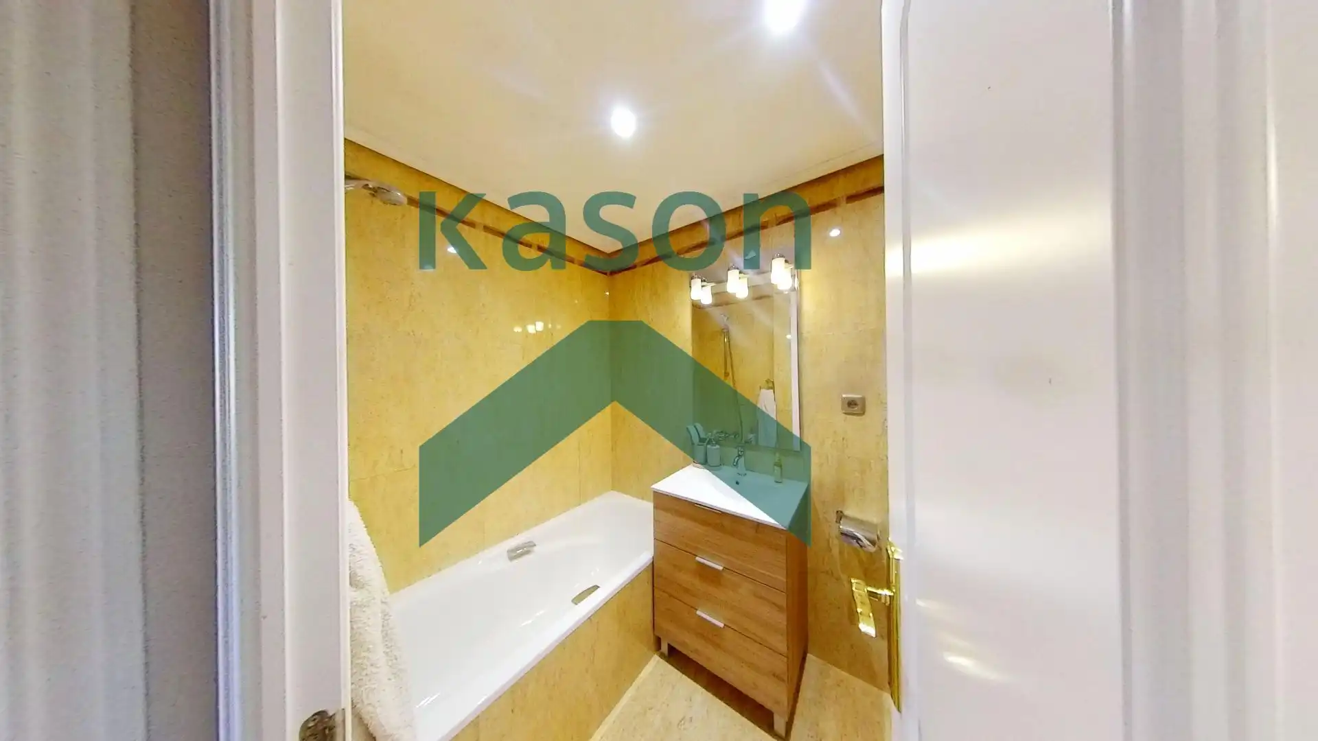Bathroom of Flat for sale in Madrid  with Heating and Storage room