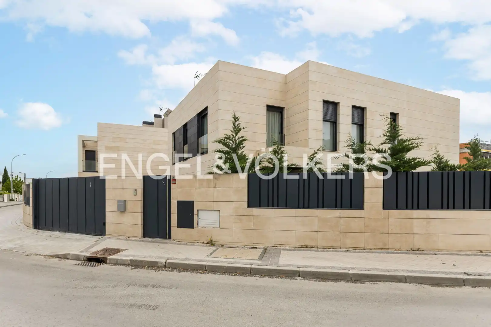 Vista exterior de Casa o xalet de lloguer en Madrid amb Aire condicionat, Calefacció i Jardí privat