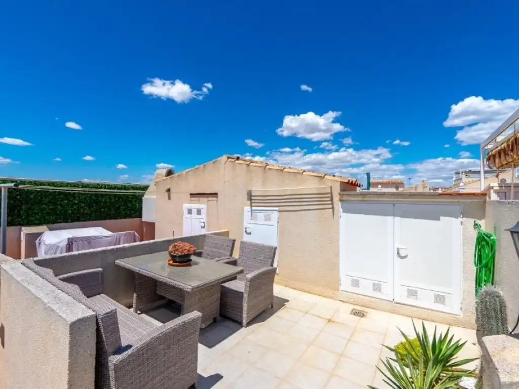 Terrasse von Einfamilien-Reihenhaus zum Verkauf in Torrevieja mit Klimaanlage, Privatgarten und Schwimmbad