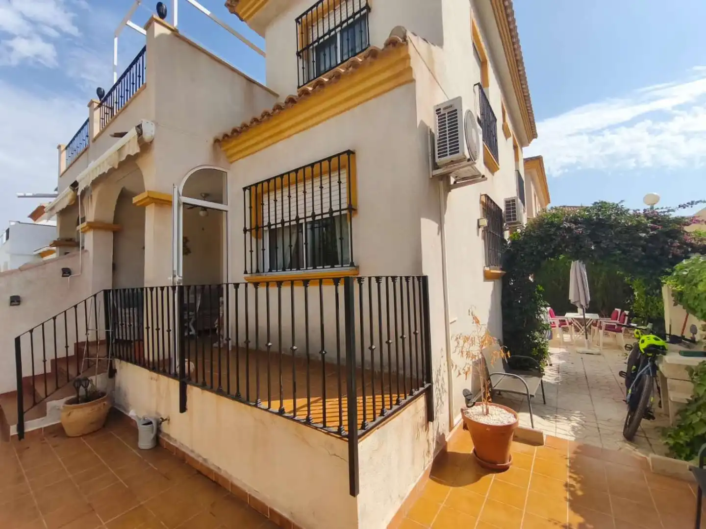 Vista exterior de Dúplex en venda en Orihuela amb Aire condicionat, Calefacció i Piscina