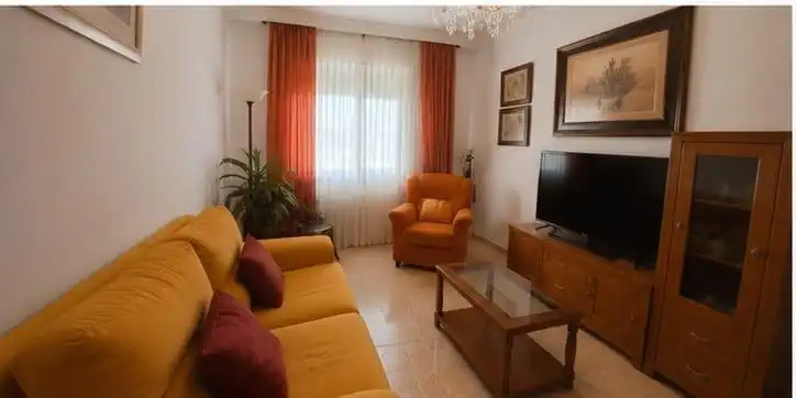 Sala d'estar de Casa adosada en venda en Cáceres amb Aire condicionat i Terrassa