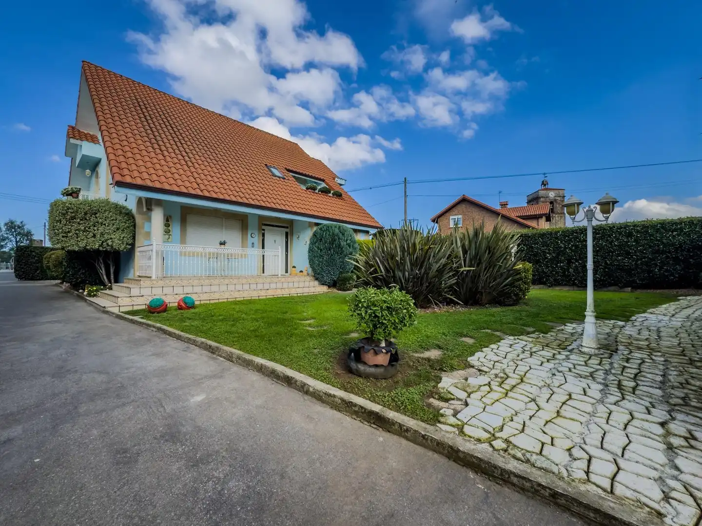 Vista exterior de Casa o xalet en venda en Camargo amb Calefacció, Jardí privat i Piscina