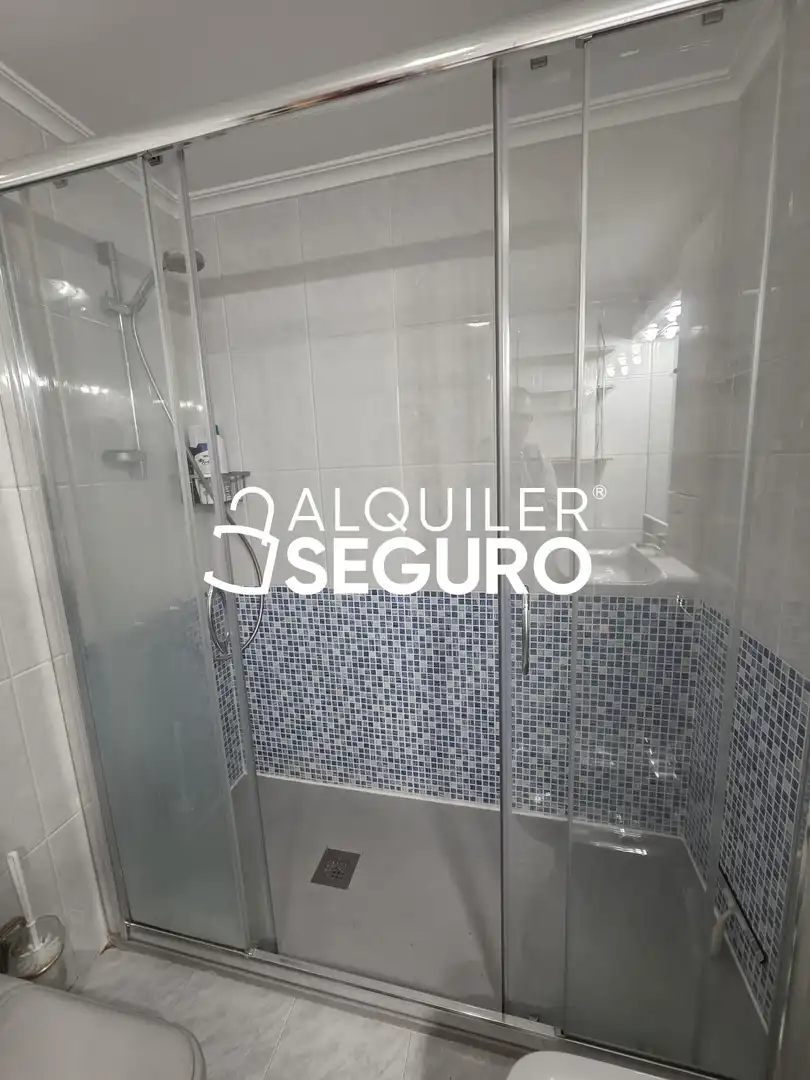 Baño de Piso de alquiler en Burgos con Calefacción y Amueblado