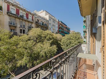 Pis amb balcó en venda a Carrer de Còrsega
