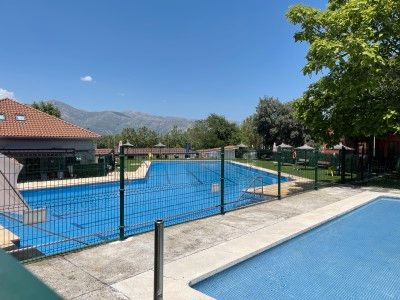 Schwimmbecken von Einfamilien-Reihenhaus miete in Moralzarzal mit Heizung, Privatgarten und Möbliert