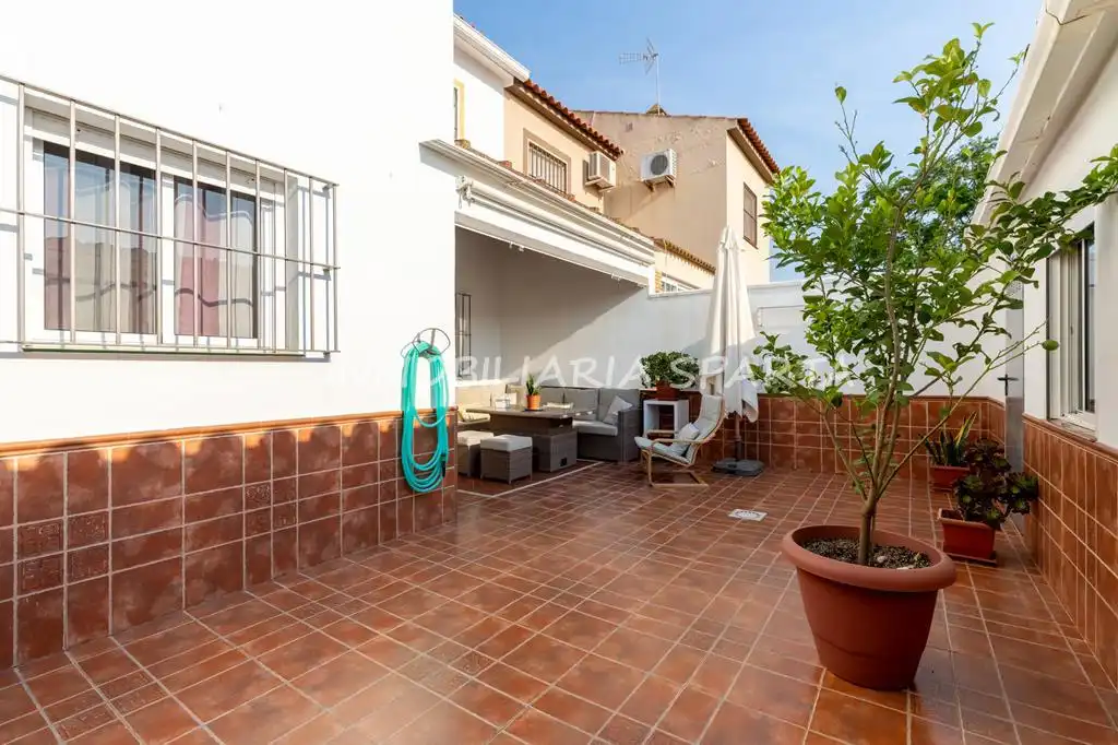 Terrasse von Einfamilien-Reihenhaus zum Verkauf in Umbrete mit Klimaanlage