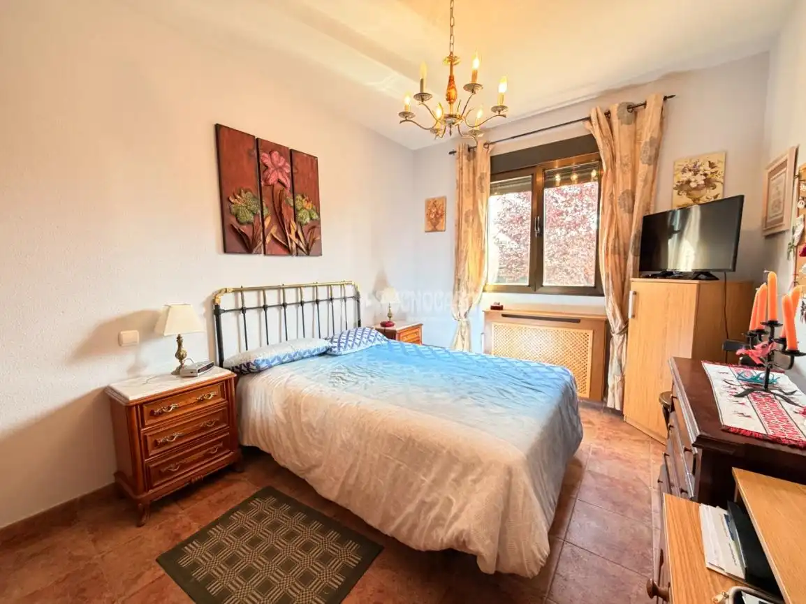 Habitación de Casa adosada en venta en Segovia con Calefacción