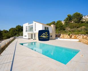 Vista exterior de Casa o xalet en venda en Moraira amb Aire condicionat, Terrassa i Piscina