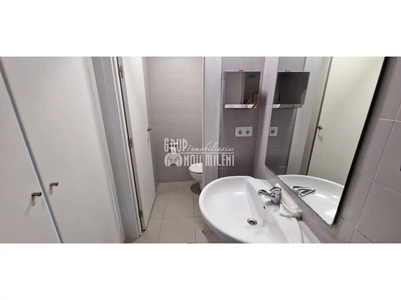 Bathroom of Commercial properties for rent in Catarroja  with Air Conditioner