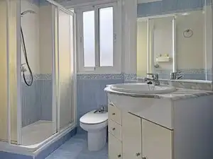 Baño de Piso de alquiler en Torremolinos con Aire acondicionado, Calefacción y Amueblado