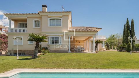 Magnífica casa familiar con vistas al mar en venta en Vilassar de Dalt, cerca del centro y de diversos servicios