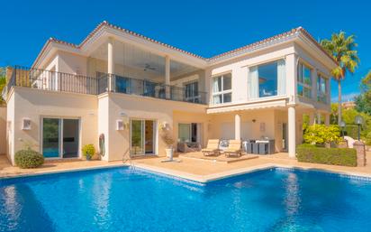 Vista exterior de Casa o xalet en venda en Marbella amb Aire condicionat, Terrassa i Piscina