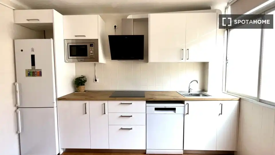 Cuina de Apartament per a compartir en Vélez-Málaga amb Aire condicionat, Terrassa i Moblat
