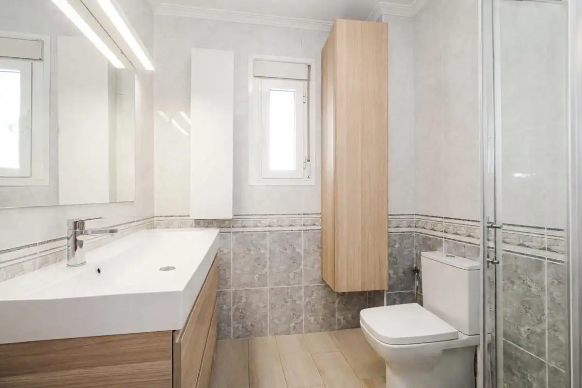 Bathroom of Flat for sale in Sevilla  with Air Conditioner and Heating