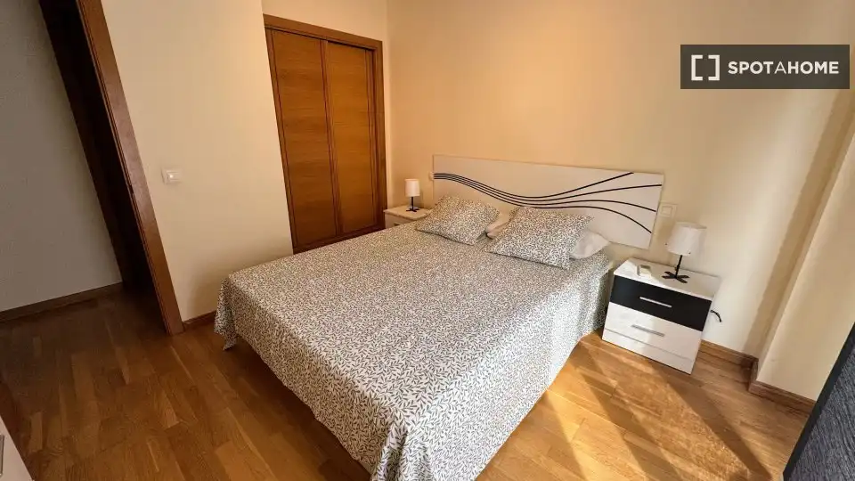 Dormitori de Pis de lloguer en Madrid amb Aire condicionat, Calefacció i Moblat