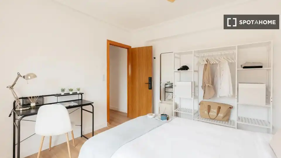 Bedroom of Flat for rent in Valencia  with Air Conditioner, Heating and Furnished