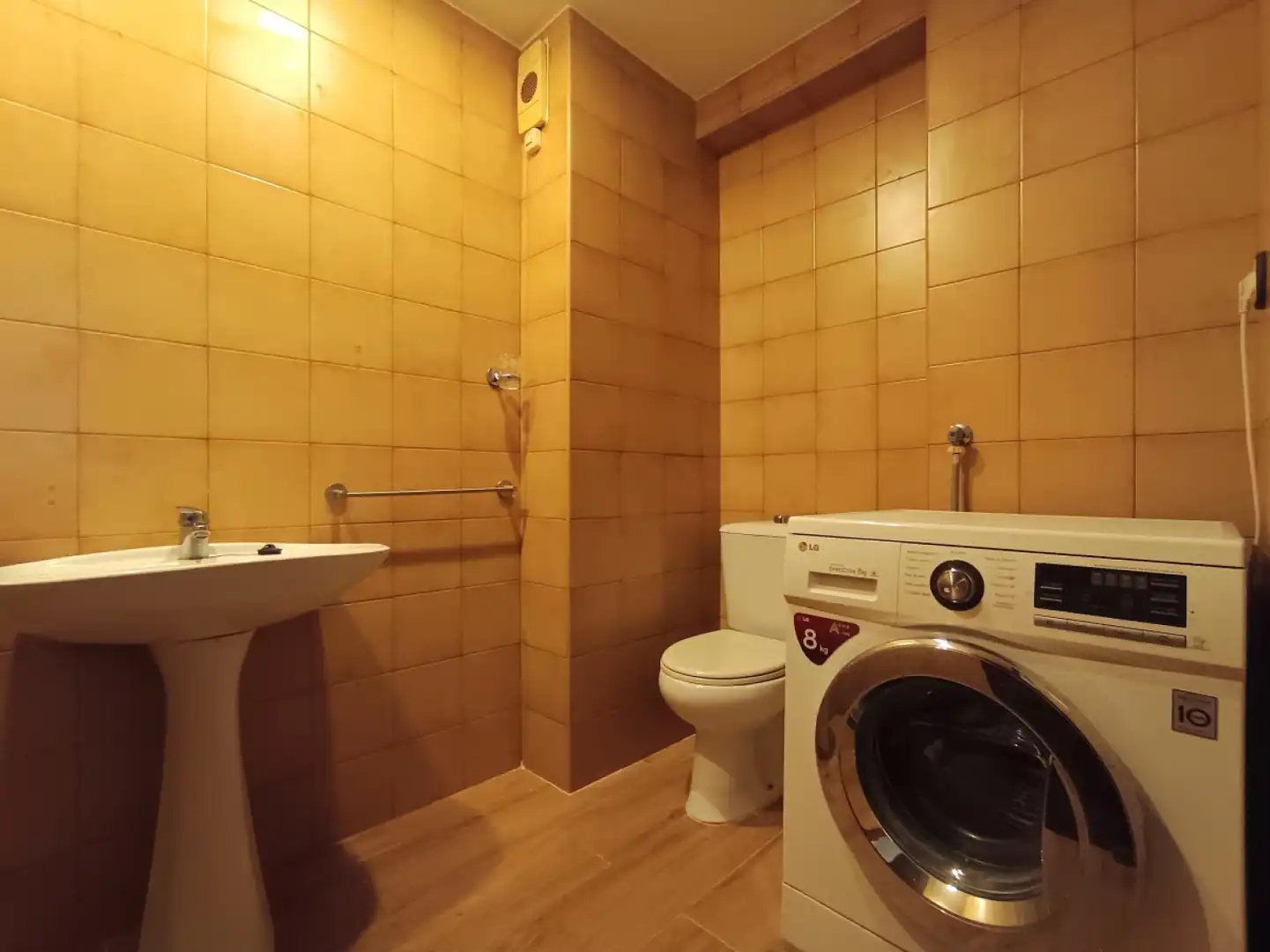 Baño de Piso de alquiler en Gijón  con Calefacción, Parquet y Terraza