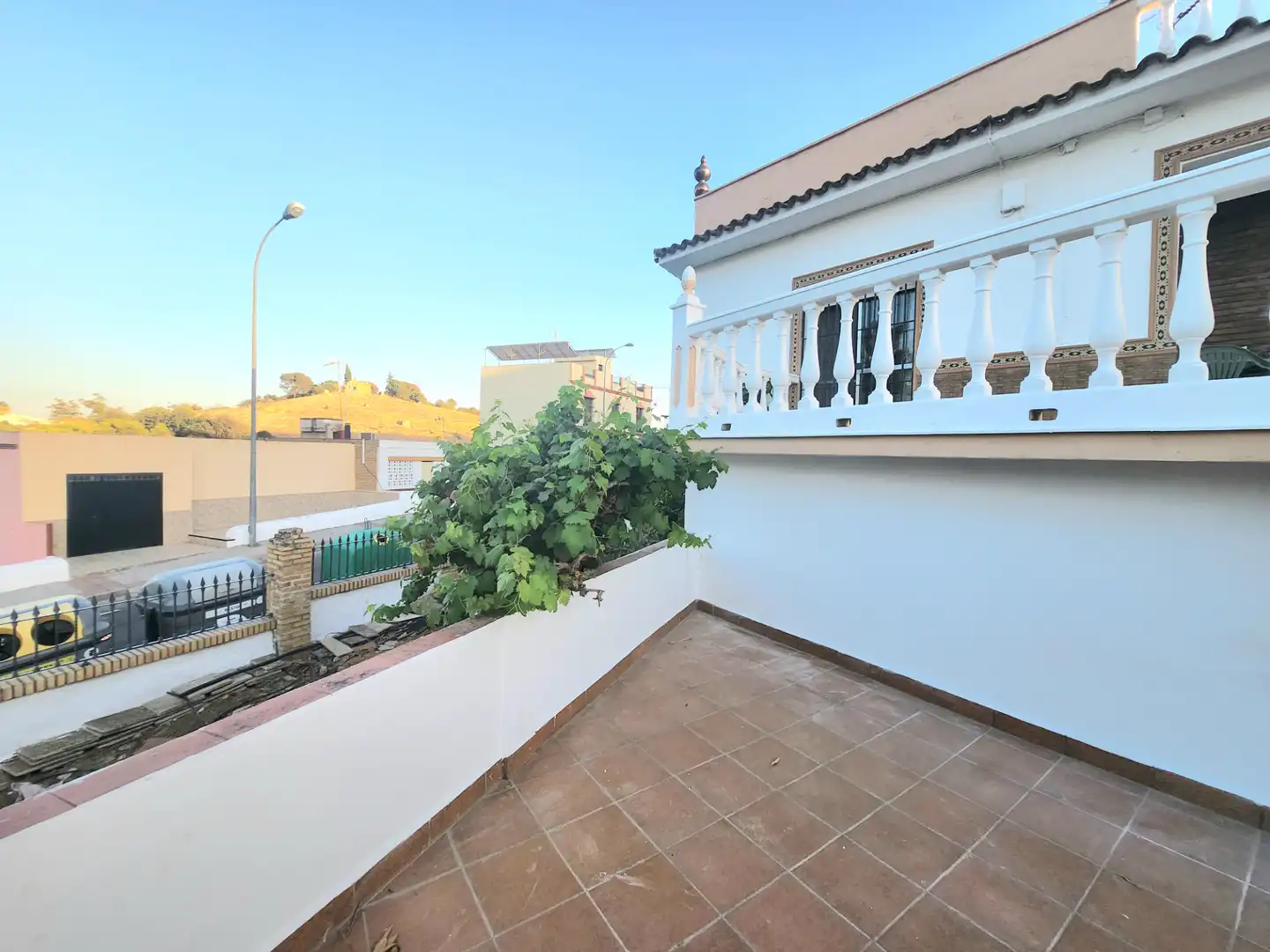 Außenansicht von Haus oder Chalet zum Verkauf in Alcalá de Guadaira mit Privatgarten, Terrasse und Abstellraum