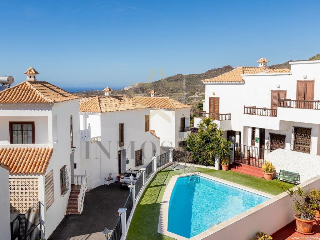 Vista exterior de Casa adosada en venta en Arona con Balcón
