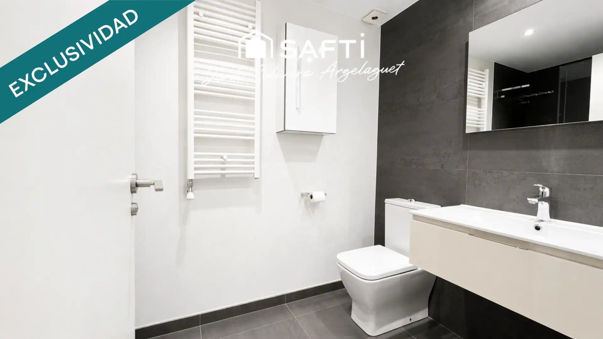 Bathroom of Flat for sale in Girona  with Air Conditioner, Heating and Terrace