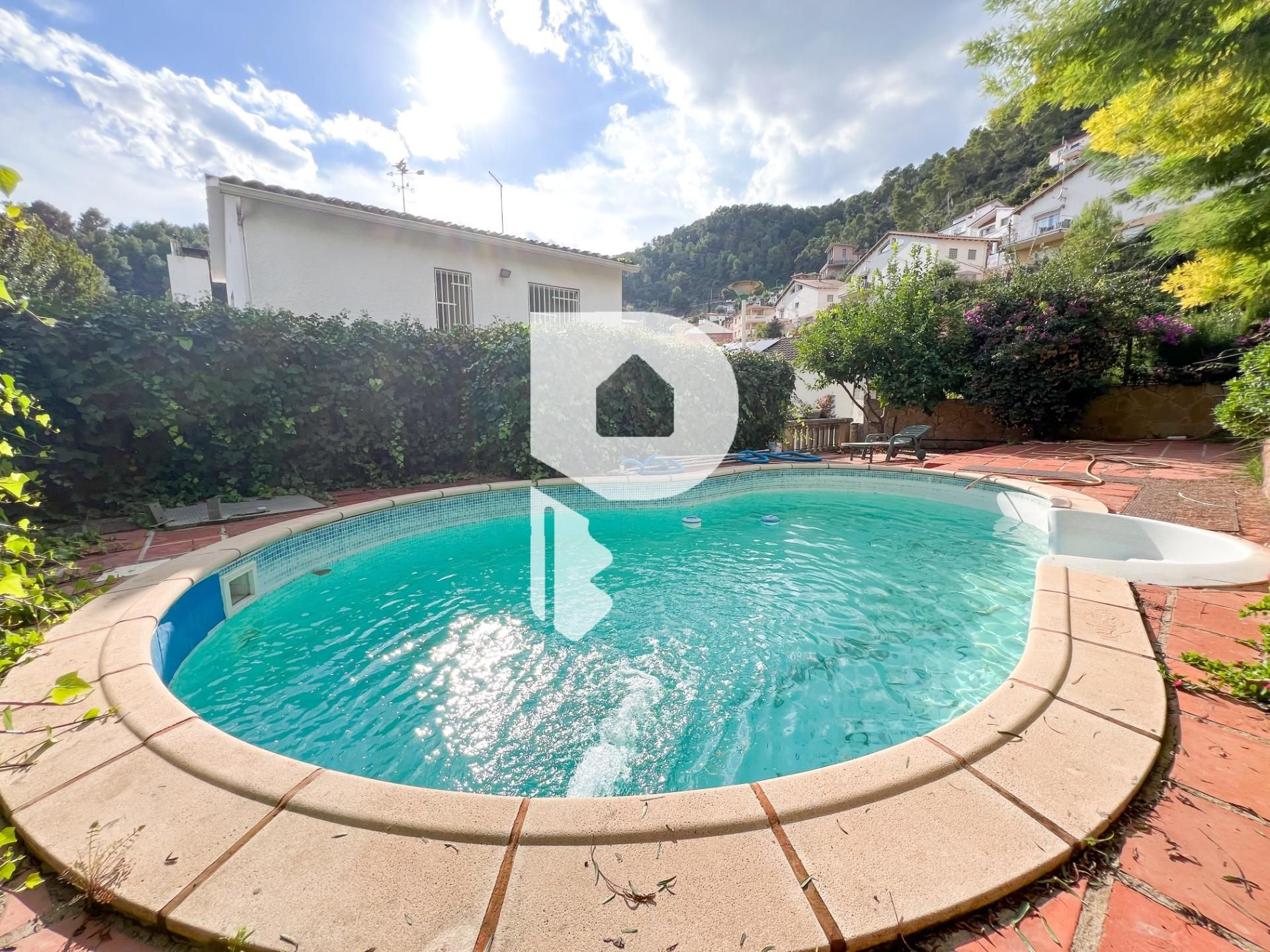 Vista exterior de Casa o xalet en venda en Vallirana amb Aire condicionat, Calefacció i Jardí privat