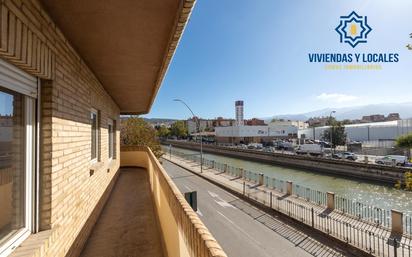 Vista exterior de Pis en venda en  Granada Capital amb Terrassa i Balcó