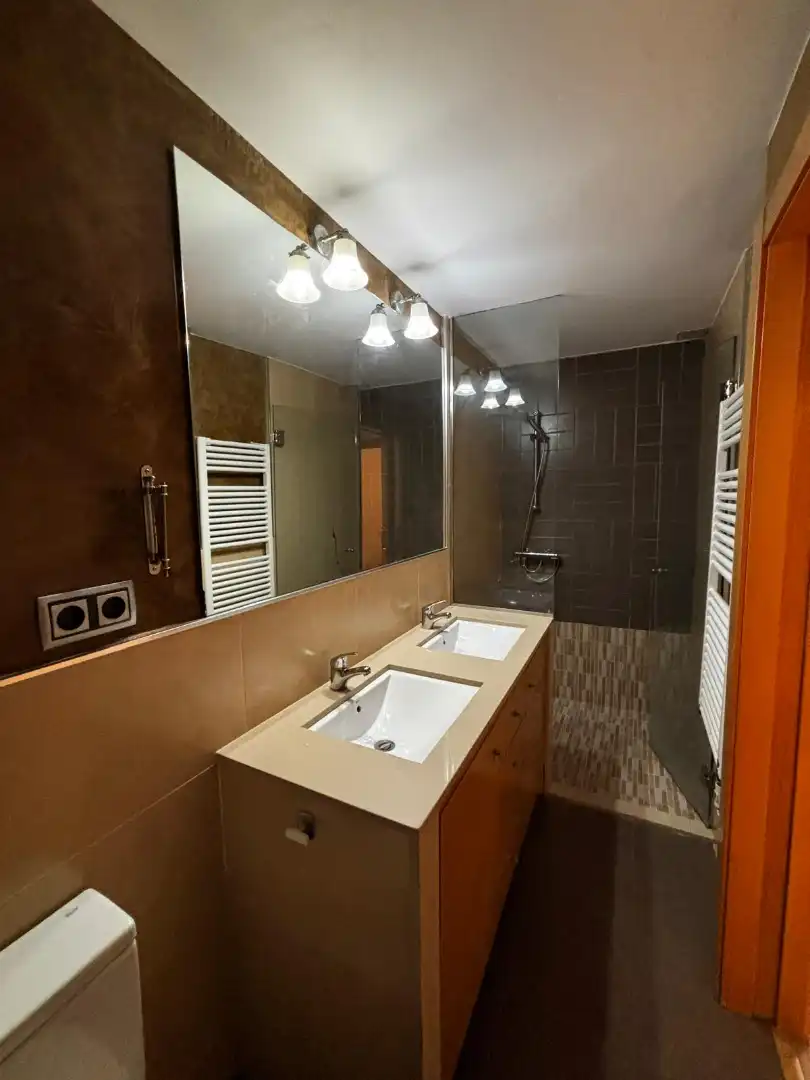 Badezimmer von Erdgeschoss zum Verkauf in Badalona mit Klimaanlage, Heizung und Parkett