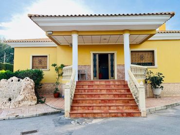 Xalet amb piscina en venda a Jubalcoi