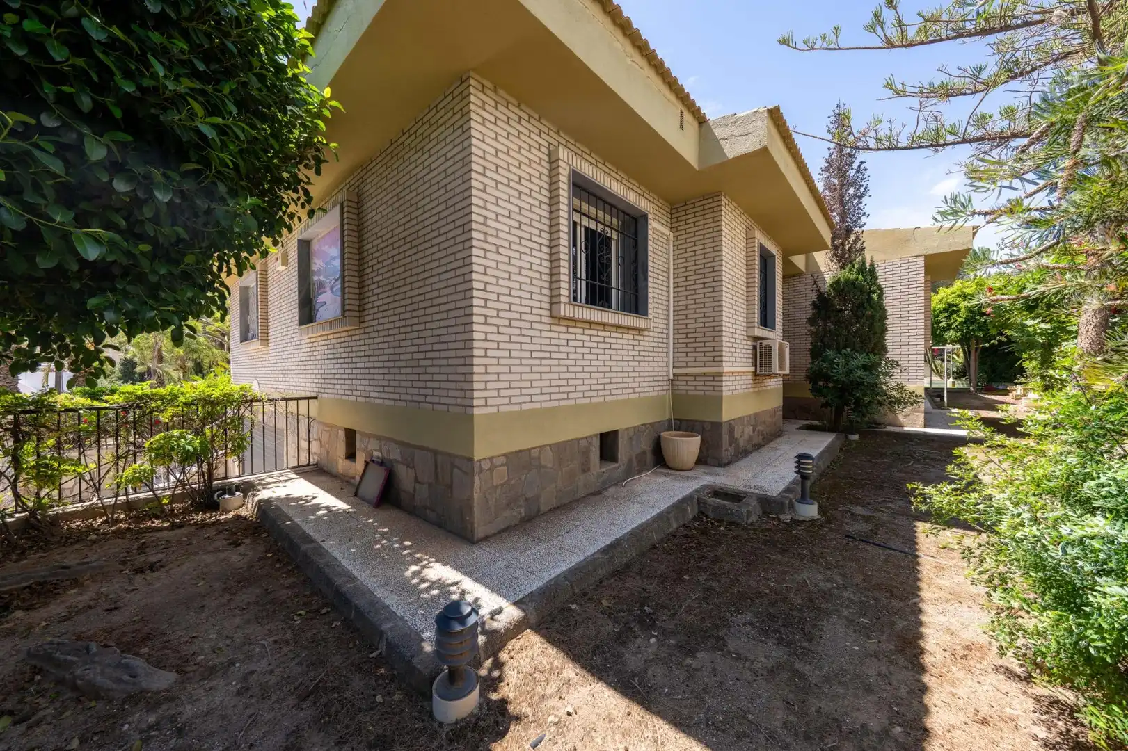 Vista exterior de Casa o chalet en venta en Roquetas de Mar con Aire acondicionado, Jardín privado y Parquet