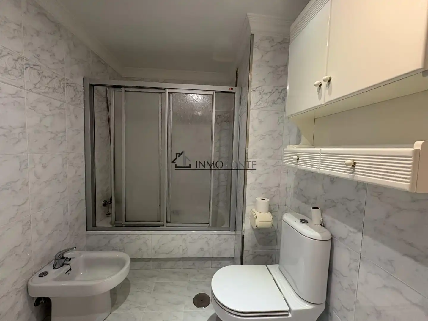 Baño de Piso de alquiler en Pontevedra Capital  con Calefacción y Trastero