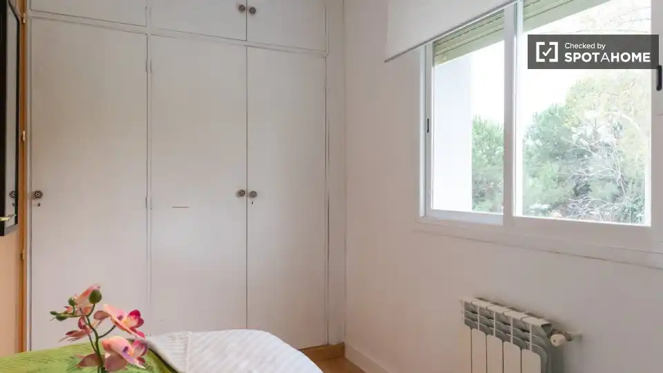Bedroom of Flat for share in Hortaleza