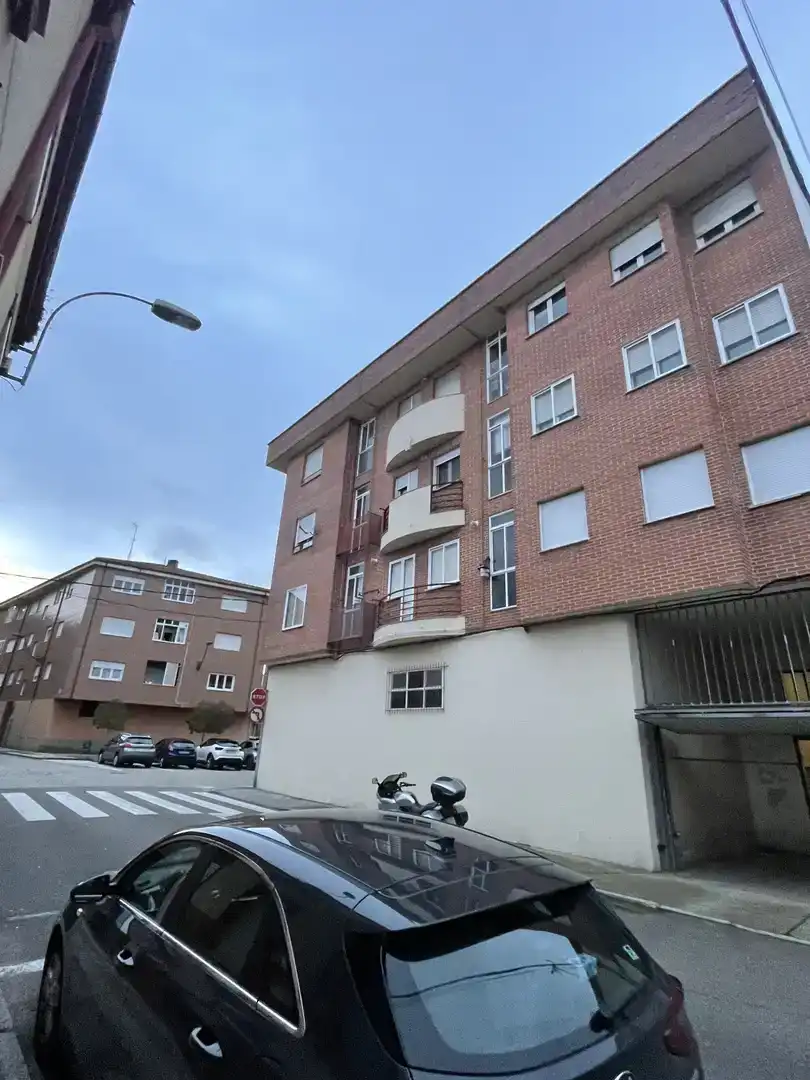 Vista exterior de Pis en venda en San Andrés del Rabanedo amb Jardí privat, Traster i Moblat