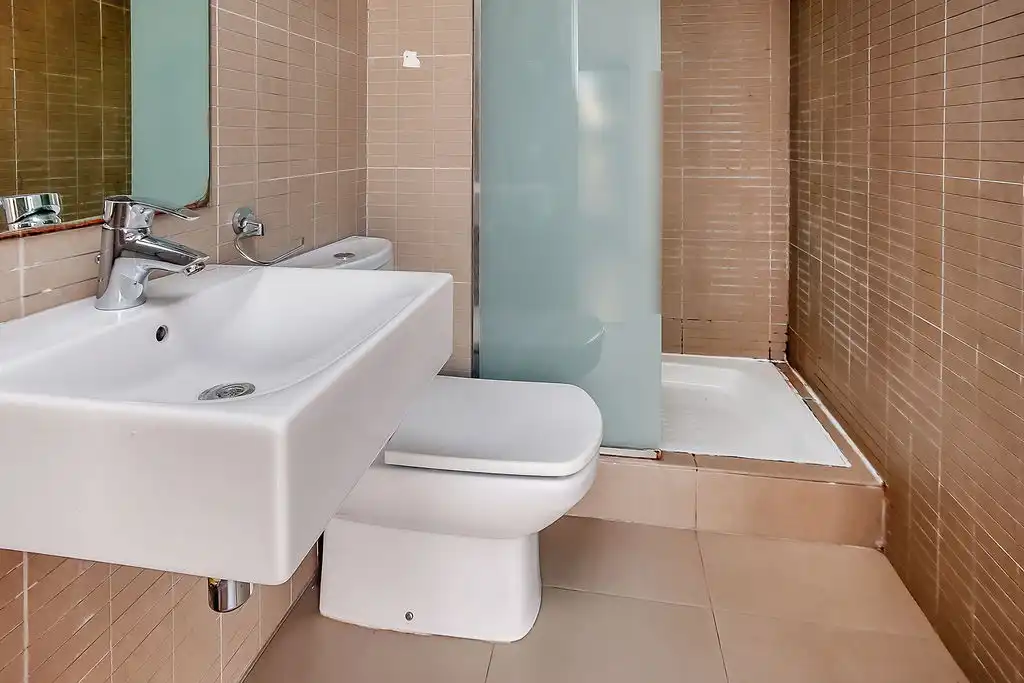 Baño de Piso en venta en Sabadell con Calefacción y Piscina