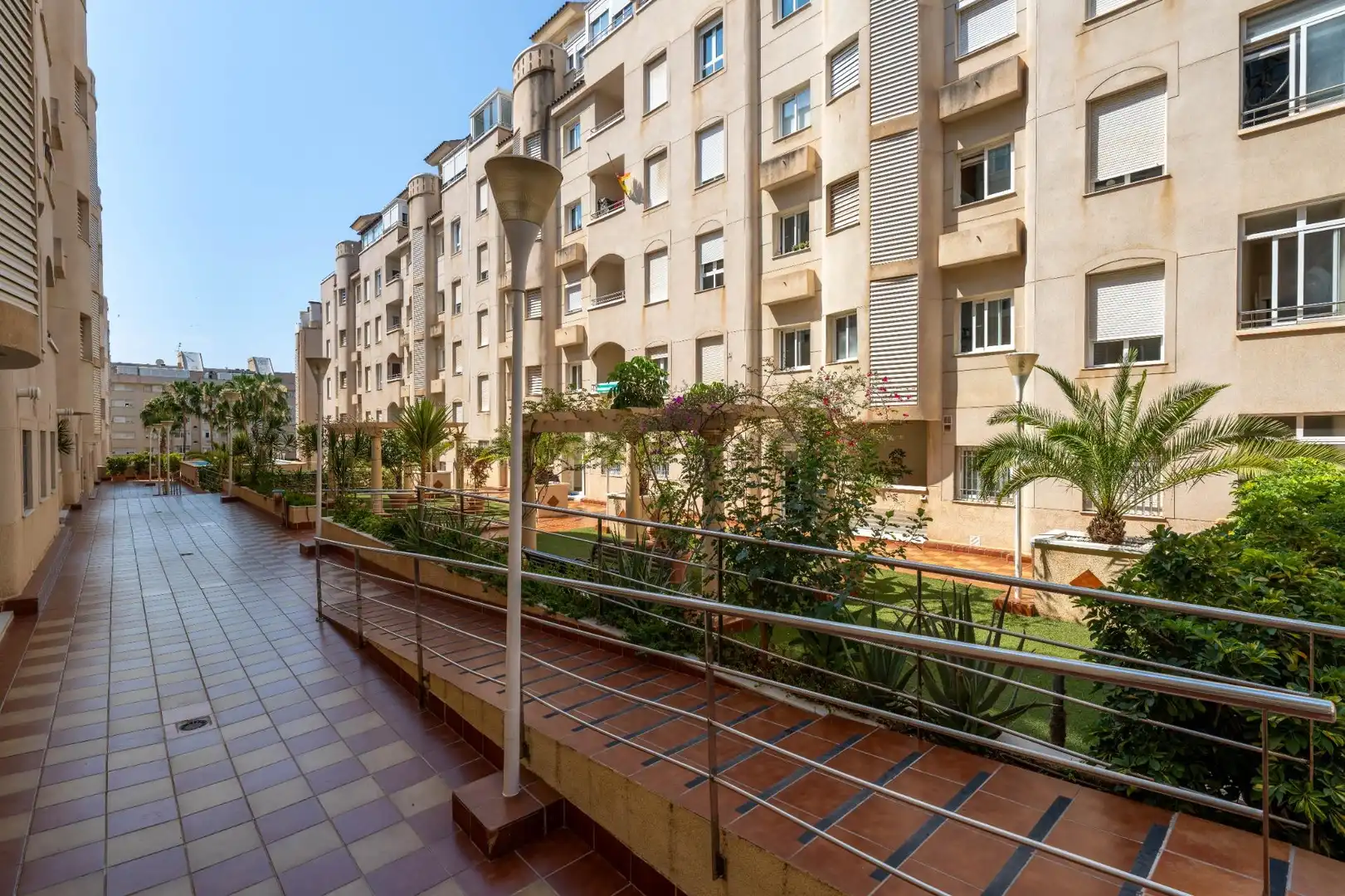 Vista exterior de Pis en venda en Roquetas de Mar amb Aire condicionat, Jardí privat i Terrassa