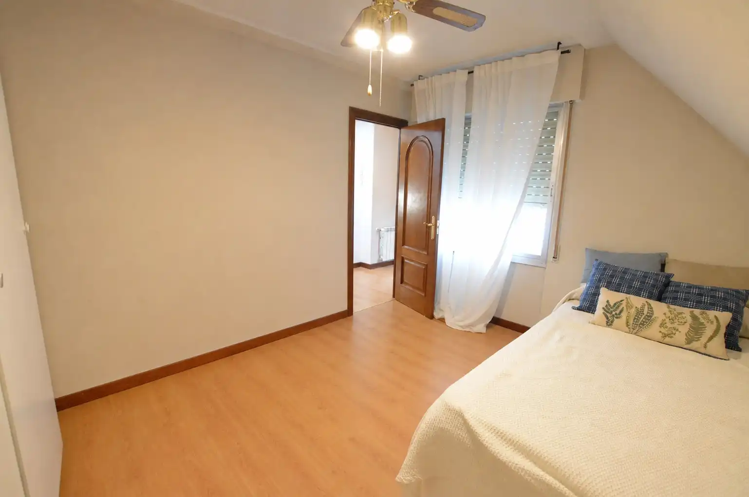 Habitación de Casa adosada en venta en Pozuelo de Alarcón con Aire acondicionado, Calefacción y Jardín privado