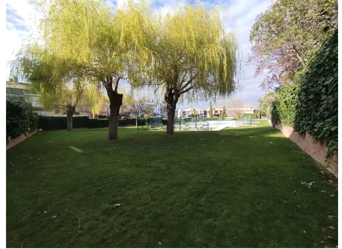 Jardí de Casa adosada en venda en Villaviciosa de Odón amb Aire condicionat, Calefacció i Jardí privat